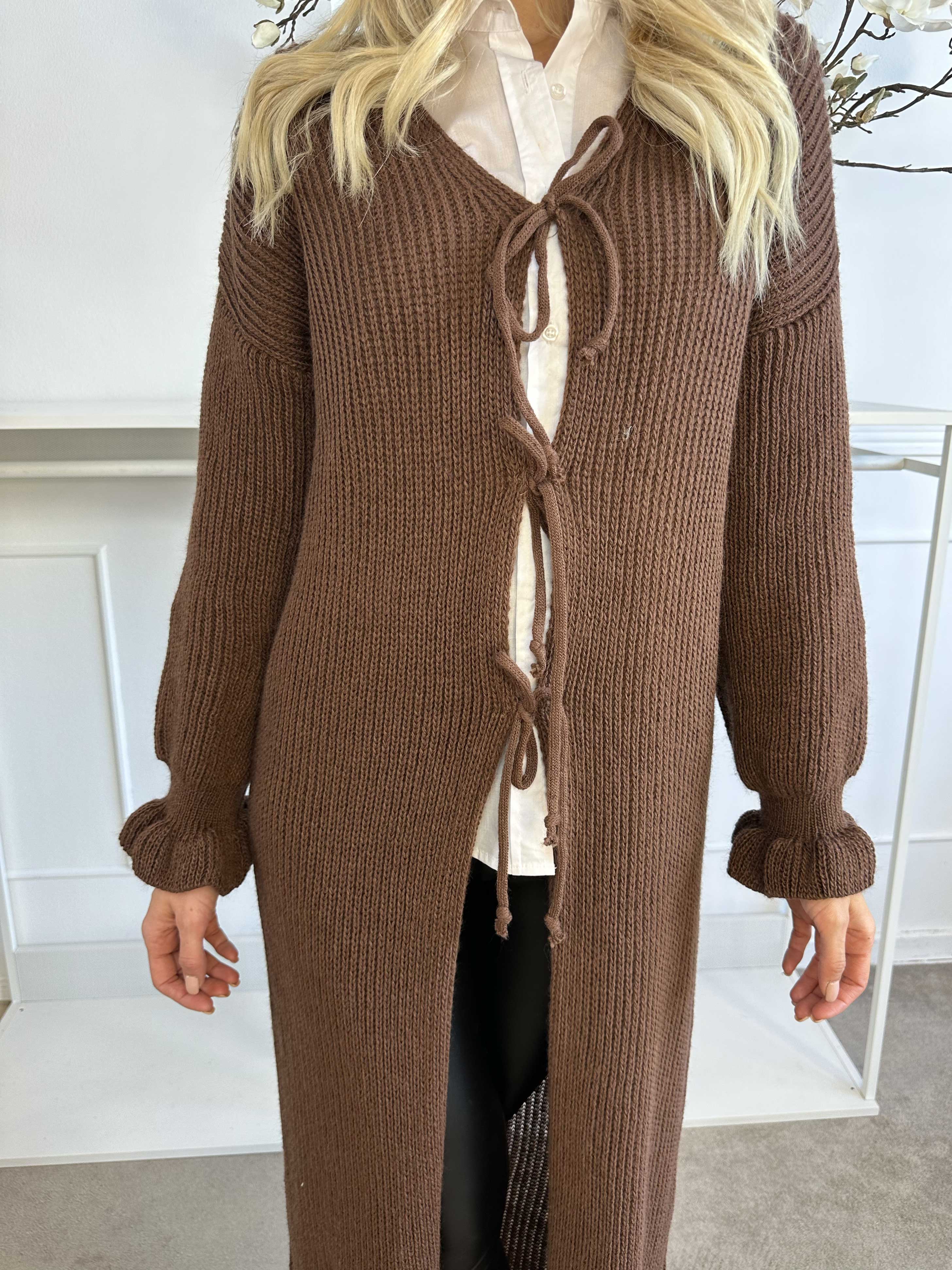 Catalina - Lang strikcardigan med sløjfer og flæsekant